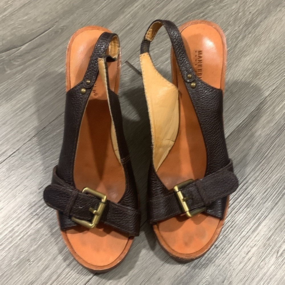 Maneesilp Handmade Deep Brown Leather Wood Heel Sandals with‎ Gold Details
